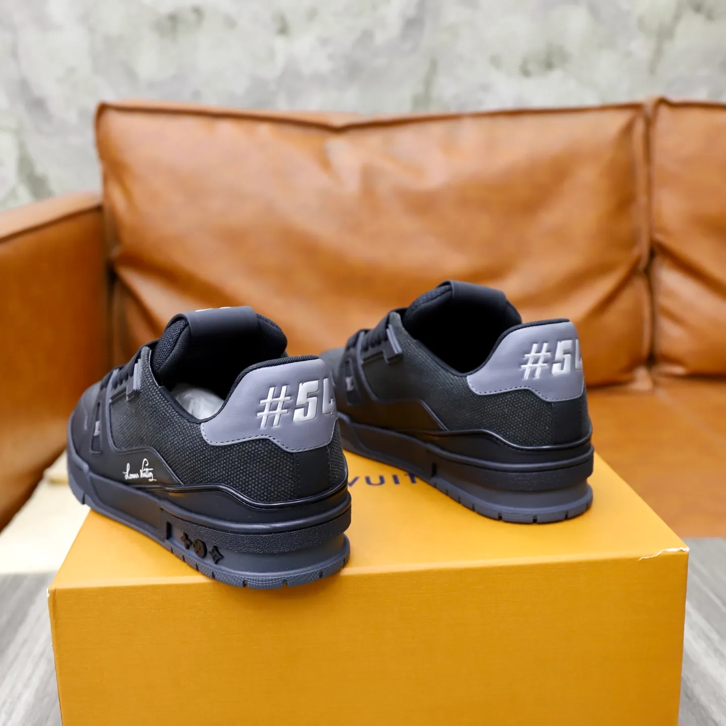 Ex-factory price: 780💰Original development, quality shipping, welcome to compare ❥❥❥❥❥❥LV sneaker series LV Trainer Maxi sneakers introduce the loose silhouette of the ready-to-wear series into the LV Trainer sneaker design written by Virgil Abloh, making an eye-catching appearance in the spring and summer men's wear shows. The cow leather upper is combined with rough fabric laces, and colorful beading highlights the brand's classic elements. LV letters mark the tongue and Monogram floral outsole. Mixed materials Made of first-layer cowhide, wrapped in imported custom-printed denim, thick shoelace design, large Monogram print on the side, "lv 54" badges on the tongue and heel, rubber outsole decorated with Monogram flowers, mesh lining and cotton feet, the comfort is as extreme as ever, premium heritage, quality first, worth owning! Size: 35-40 for women, 39-44 for men (custom-made sizes 38 and 45 are non-refundable)